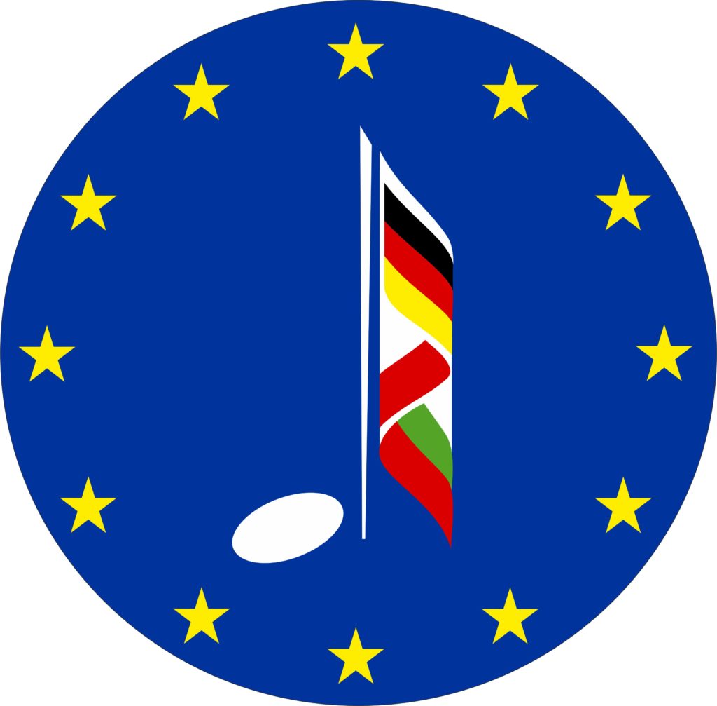 Logo programu Erasmus+: okrągłe niebieskie logo z dwunastoma gwiazdami, w środku nuta z ogonkiem, który jest w kolorach flag trzech krajów partnerskich: Polski, Niemiec i Bułgarii