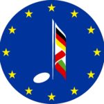 Logo programu Erasmus+: okrągłe niebieskie logo z dwunastoma gwiazdami, w środku nuta z ogonkiem, który jest w kolorach flag trzech krajów partnerskich: Polski, Niemiec i Bułgarii