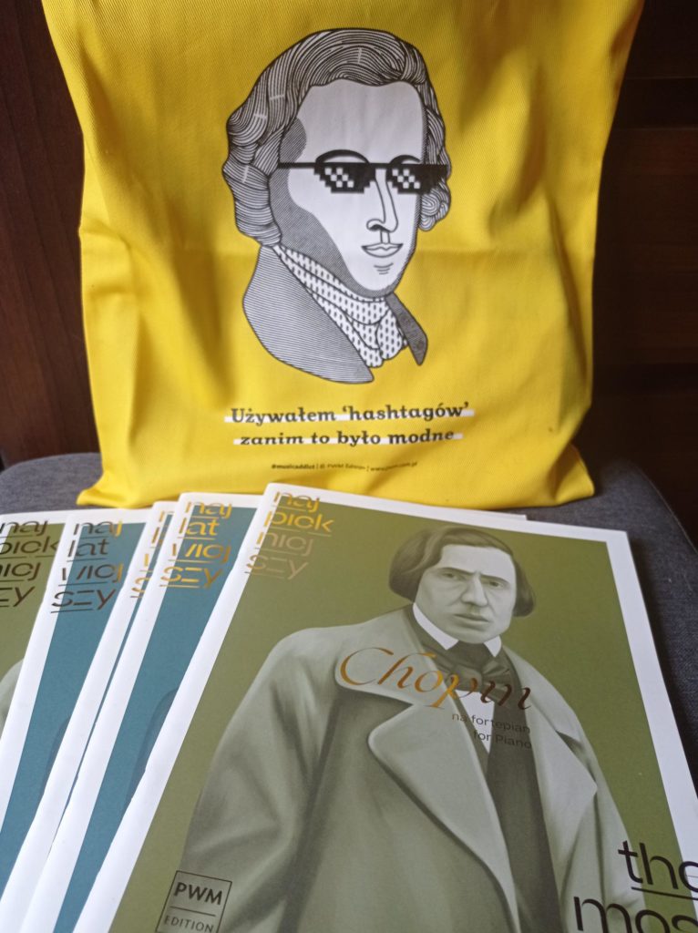Zdjęcie przedstawia nagrody w konkursie: żółtą koszulkę z podobizną Fryderyka Chopina i napisem "Używałem hasztagów zanim to było modne