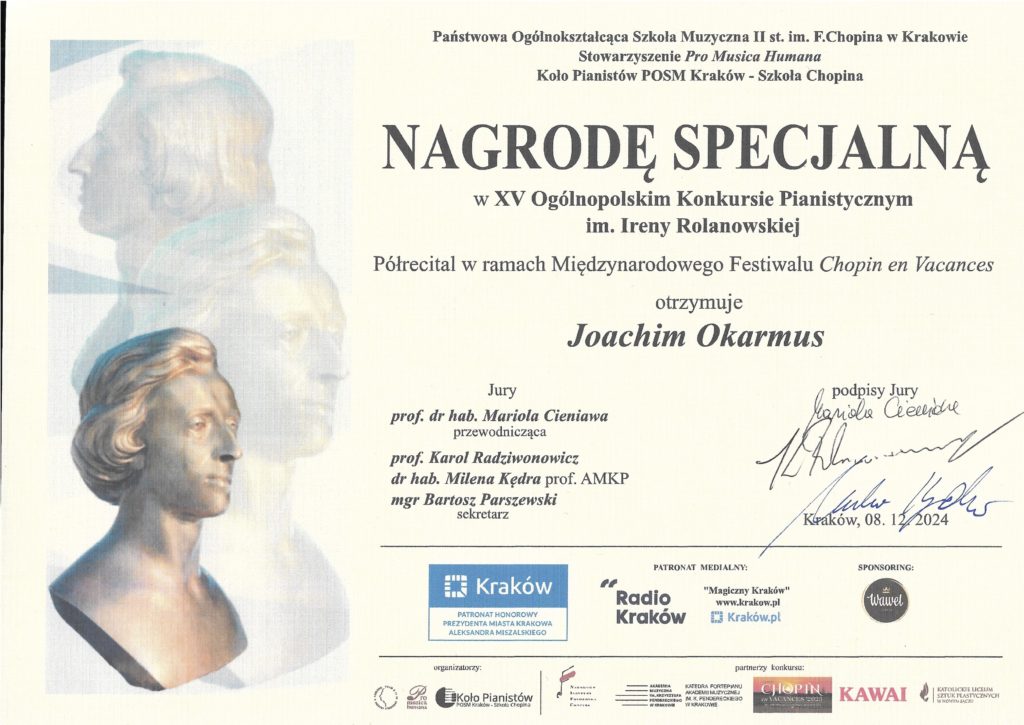 Joachim Okarmus - Dyplom Nagroda Specjalna w XV Ogólnopolskim Konkursie Pianistycznym im. Ireny Rolanowskiej, Kraków 2024. Laureat – Joachim Okarmus, nauczycielka – Maria Wosiek, organizator – Państwowa Ogólnokształcąca Szkoła Muzyczna II stopnia im. Fryderyka Chopina w Krakowie.

Dyplom w barwach żółtych z popiersiem Fryderyka Chopina umieszczonym w lewym dolnym rogu, logotypami sponsorów u dołu dyplomu oraz czarnymi napisami.