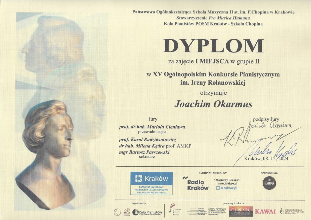 Joachim Okarmus - Dyplom laureata I miejsca podczas XV Ogólnopolskiego Konkursu Pianistycznego im. Ireny Rolanowskiej, Kraków 2024. Laureat – Joachim Okarmus, nauczycielka – Maria Wosiek, organizator – Państwowa Ogólnokształcąca Szkoła Muzyczna II stopnia im. Fryderyka Chopina w Krakowie.

Dyplom w barwach żółtych z popiersiem Fryderyka Chopina umieszczonym w lewym dolnym rogu, logotypami sponsorów u dołu dyplomu oraz czarnymi napisami.