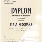 Maja Sikorska - Dyplom laureatki III miejsca podczas I Ogólnopolskiego Konkursu Pianistycznego im. Prof. Zbigniewa Śliwińskiego w Gdańsku. Laureatka – Maja Sikorska, nauczycielka – Maria Wosiek, organizator – Zespół Szkół Muzycznych w Gdańsku – Wrzeszczu; Szkoła Muzyczna II stopnia im. Fryderyka Chopina., 5-6 grudnia 2024. Dyplom w barwach beżowo – białych z czarnymi napisami.